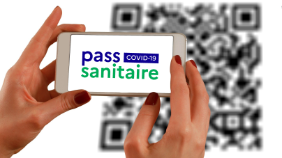 Photo d'un scan de QR CODE avec le logo du pass sanitaire 