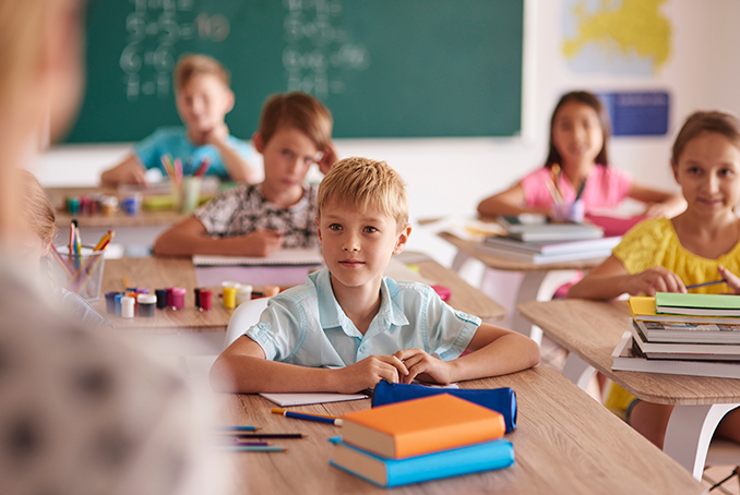 Visuel représentant des enfants en classe à l'école