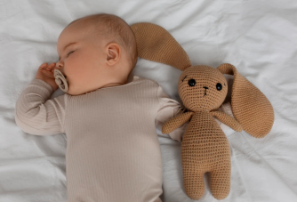 Visuel d'un bébé avec son doudou