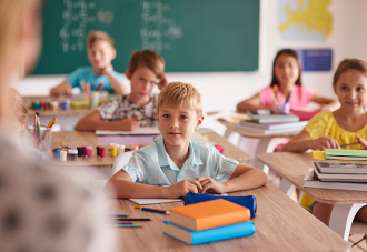 Visuel représentant des enfants en classe à l'école