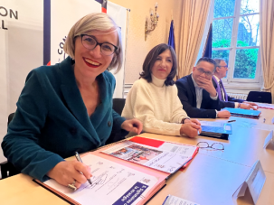 Photo de la signature par la Directrice générale de l'ARS et la Préfete de région Centre-Val de Loire