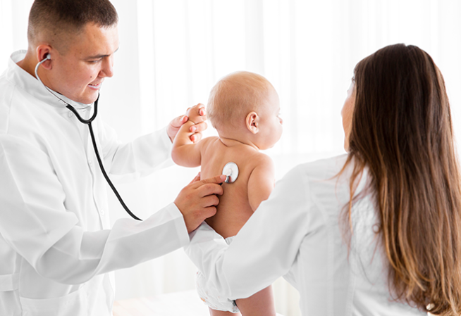 Photo d'un professionnel de santé prenant soin d'un bébé
