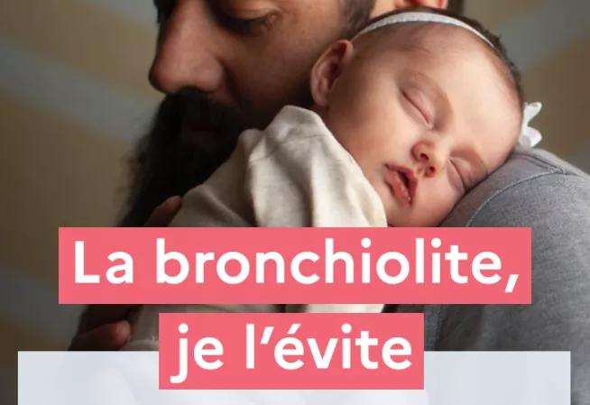 Image d'un bébé sur l'épaule de son papa