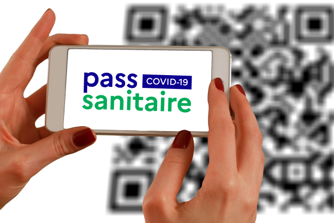 Photo d'un scan de QR CODE avec le logo du pass sanitaire 