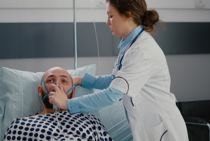 Médecin mettant un masque à oxygène à un patient 