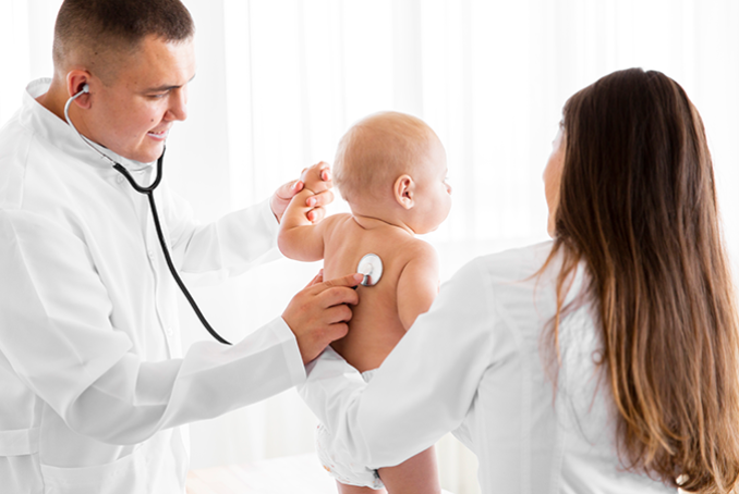 Photo d'un professionnel de santé prenant soin d'un bébé