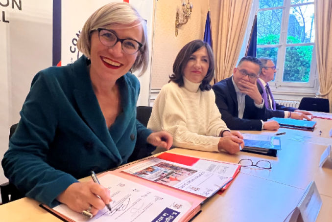 Photo de la signature par la Directrice générale de l'ARS et la Préfete de région Centre-Val de Loire